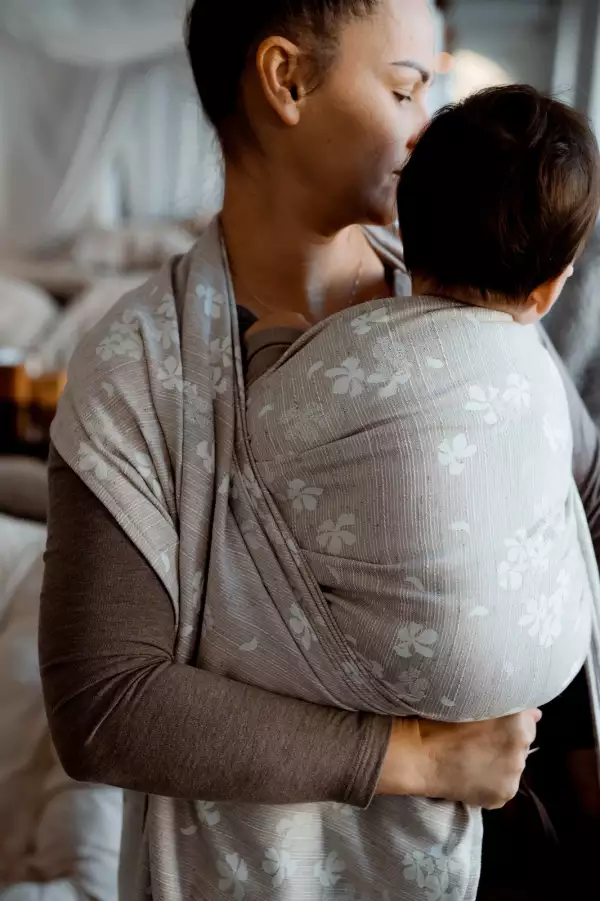 L'écharpe de portage little frog pour porter votre nouveau né dès la naissance. Physiologique, posture de bebe respectée. Achat en Suisse