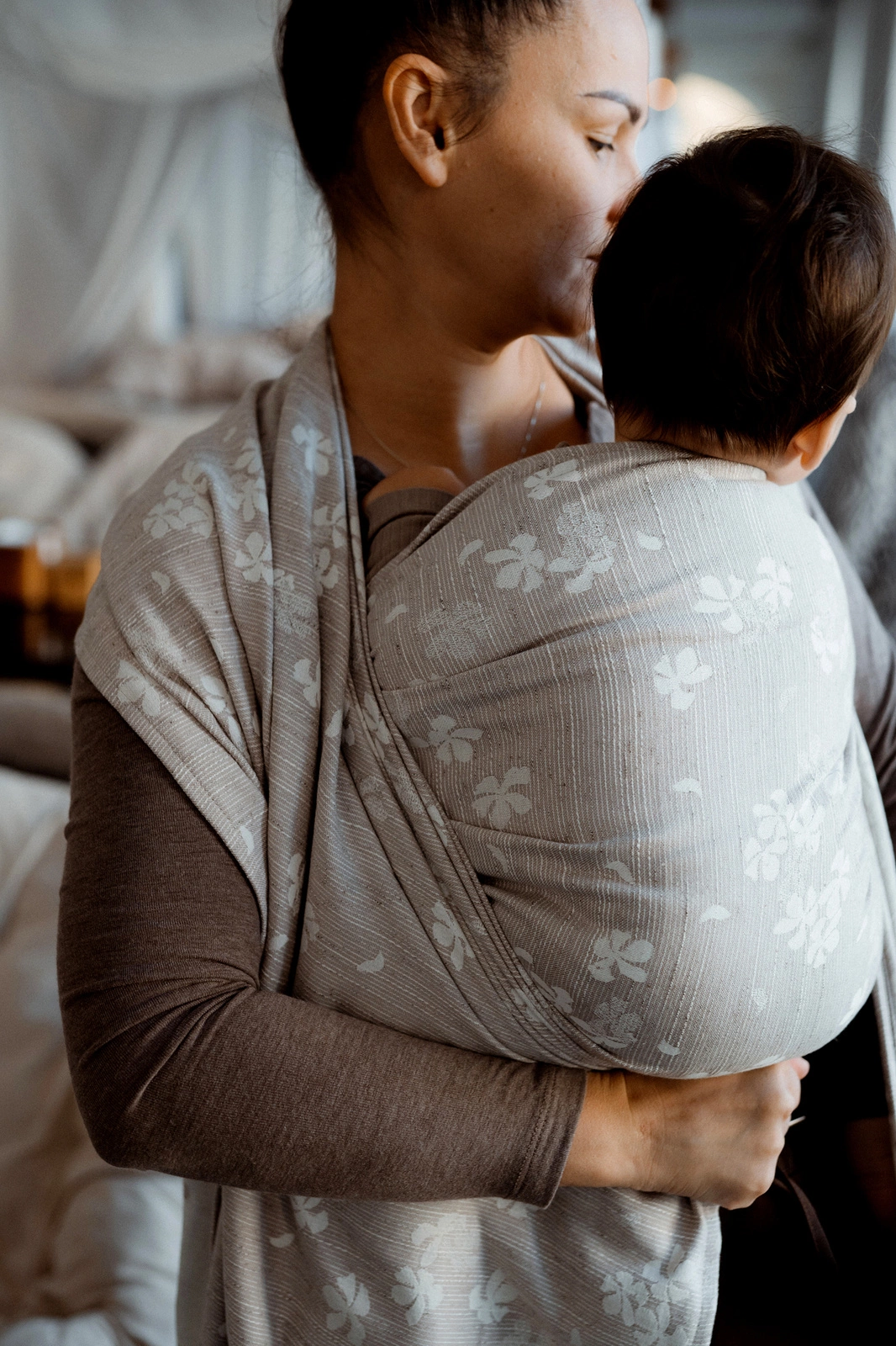 Echarpe_portage_lin_physiologique_Cours_suisse_achat_littlefrog (8) L'écharpe de portage little frog pour porter votre nouveau né dès la naissance. Physiologique, posture de bebe respectée. Achat en Suisse