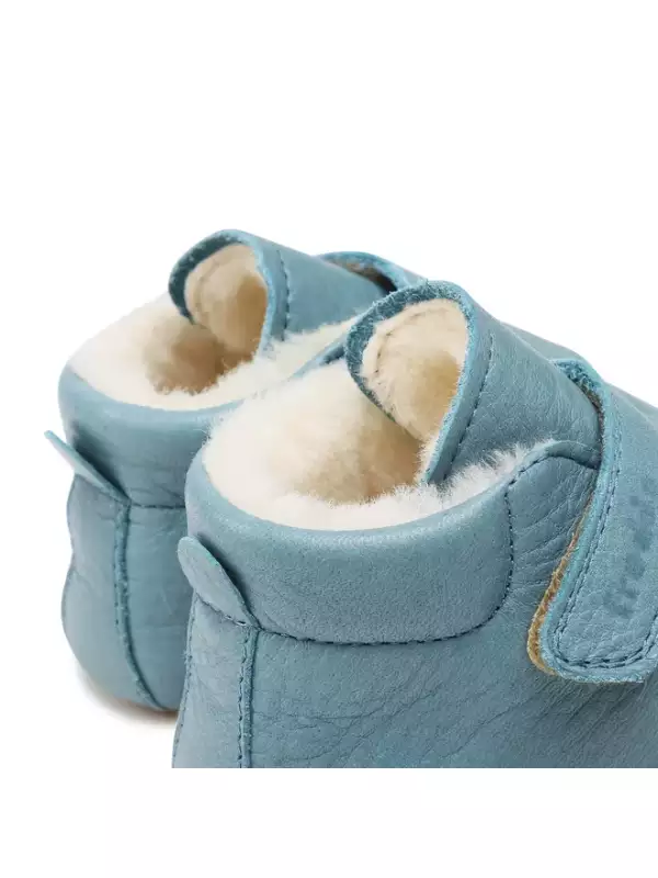 Chaussures souples 1er pas. Semelles flexibles en cuir naturel pour un bon développement du pied de l'enfant. Achat, conseils et test en suisse. Sur Vaud, Fribourg et en ligne. La boutique physiologique JeTePorte