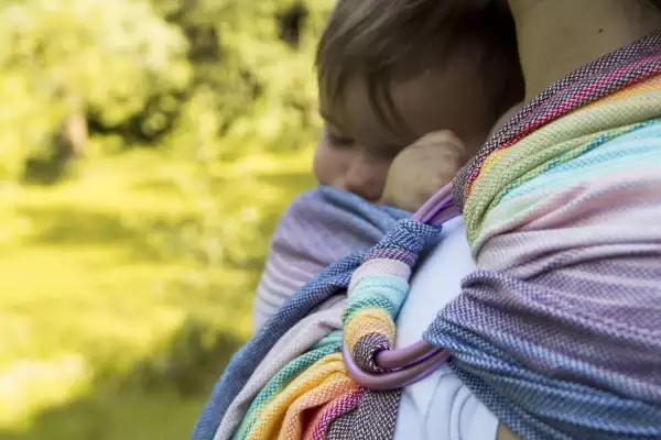 Le sling de portage dès la naissance. Porter, allaiter, se balader et faire les courses en portage. Conseil et achat à la boutique du portage à Romont, Fribourg suisse