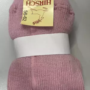 Les chaussettes et collants en laine vierge mérinos biologique sont idéal pour tenir les pieds de votre enfant au chaud. Pour le portage, le ski ou la maison. Conseil et achat en Suisse à Romont fribourg.