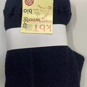Les chaussettes et collants en laine vierge mérinos biologique sont idéal pour tenir les pieds de votre enfant au chaud. Pour le portage, le ski ou la maison. Conseil et achat en Suisse à Romont fribourg.