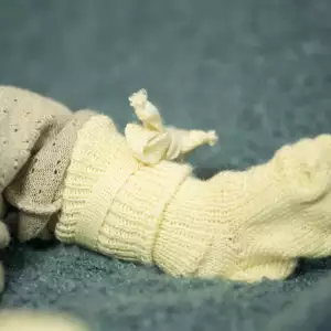 Les chaussettes et collants en laine vierge mérinos biologique sont idéal pour tenir les pieds de votre enfant au chaud. Pour le portage, le ski ou la maison. Conseil et achat en Suisse à Romont fribourg.