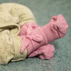 Les chaussettes et collants en laine vierge mérinos biologique sont idéal pour tenir les pieds de votre enfant au chaud. Pour le portage, le ski ou la maison. Conseil et achat en Suisse à Romont fribourg.