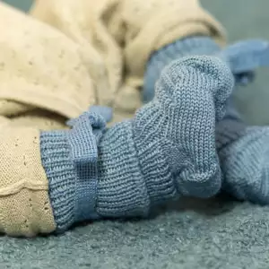 Les chaussettes et collants en laine vierge mérinos biologique sont idéal pour tenir les pieds de votre enfant au chaud. Pour le portage, le ski ou la maison. Conseil et achat en Suisse à Romont fribourg.