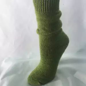 Les chaussettes et collants en laine vierge mérinos biologique sont idéal pour tenir les pieds de votre enfant au chaud. Pour le portage, le ski ou la maison. Conseil et achat en Suisse à Romont fribourg.