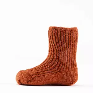 Les chaussettes et collants en laine vierge mérinos biologique sont idéal pour tenir les pieds de votre enfant au chaud. Pour le portage, le ski ou la maison. Conseil et achat en Suisse à Romont fribourg.