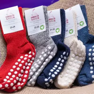 Les chaussettes et collants en laine vierge mérinos biologique sont idéal pour tenir les pieds de votre enfant au chaud. Pour le portage, le ski ou la maison. Conseil et achat en Suisse à Romont fribourg.