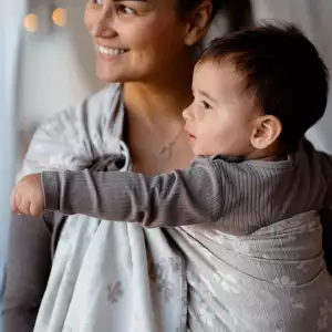 Le sling de portage little frog pour porter votre nouveau né dès la naissance. Physiologique, posture de bebe respectée. Achat en Suisse