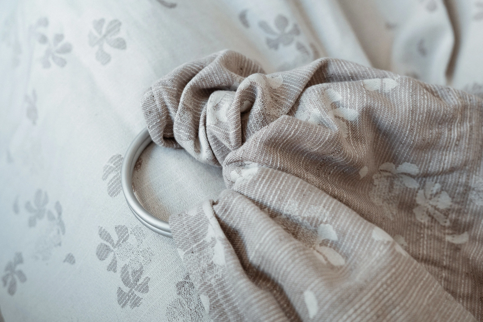 sling_lin_portage_cours_littlefrog_suisse (6) Le sling de portage little frog pour porter votre nouveau né dès la naissance. Physiologique, posture de bebe respectée. Achat en Suisse