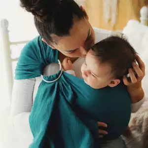 Le sling de portage little frog pour porter votre nouveau né dès la naissance. Physiologique, posture de bebe respectée. Achat en Suisse