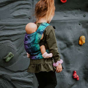 Le porte doudou de lennylamb. Idéal pour le jeu symbolique. Faire comme papa et maman et porter son doudou. Achat en suisse. Boutique du portage