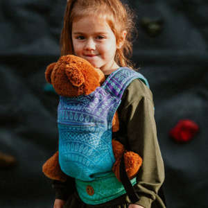 Le porte doudou de lennylamb. Idéal pour le jeu symbolique. Faire comme papa et maman et porter son doudou. Achat en suisse. Boutique du portage
