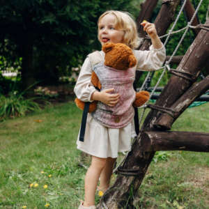 Le porte doudou de lennylamb. Idéal pour le jeu symbolique. Faire comme papa et maman et porter son doudou. Achat en suisse. Boutique du portage