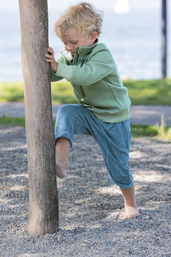 Habits pour enfant pour l'été en lin biologique. Découvrez la gamme dans la boutique naturelle jeteporte en Suisse à Romont