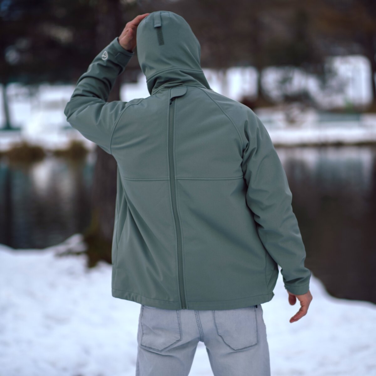 La veste de portage homme pour les papas porteur. En softshell pour faire des randonnées avec votre bébé. Achat en Suisse dans la boutique du portage