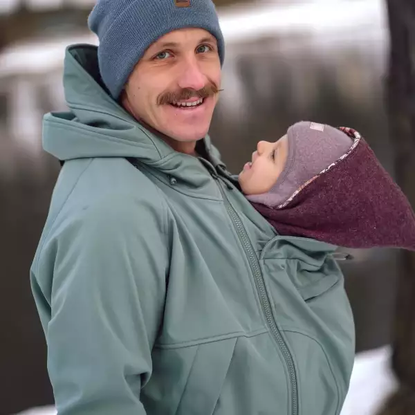 La veste de portage homme pour les papas porteur. En softshell pour faire des randonnées avec votre bébé. Achat en Suisse dans la boutique du portage